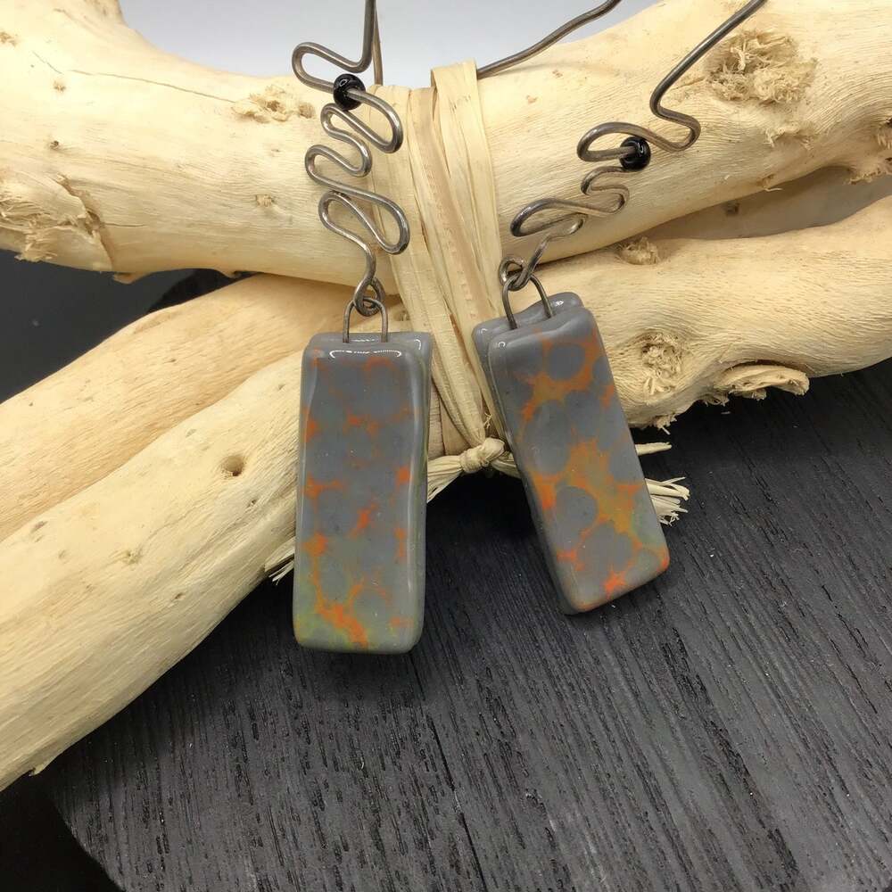 Artisan Art Glass Dangle Earrings Gray Orange Silver Tone Wavy Wire Modernist
